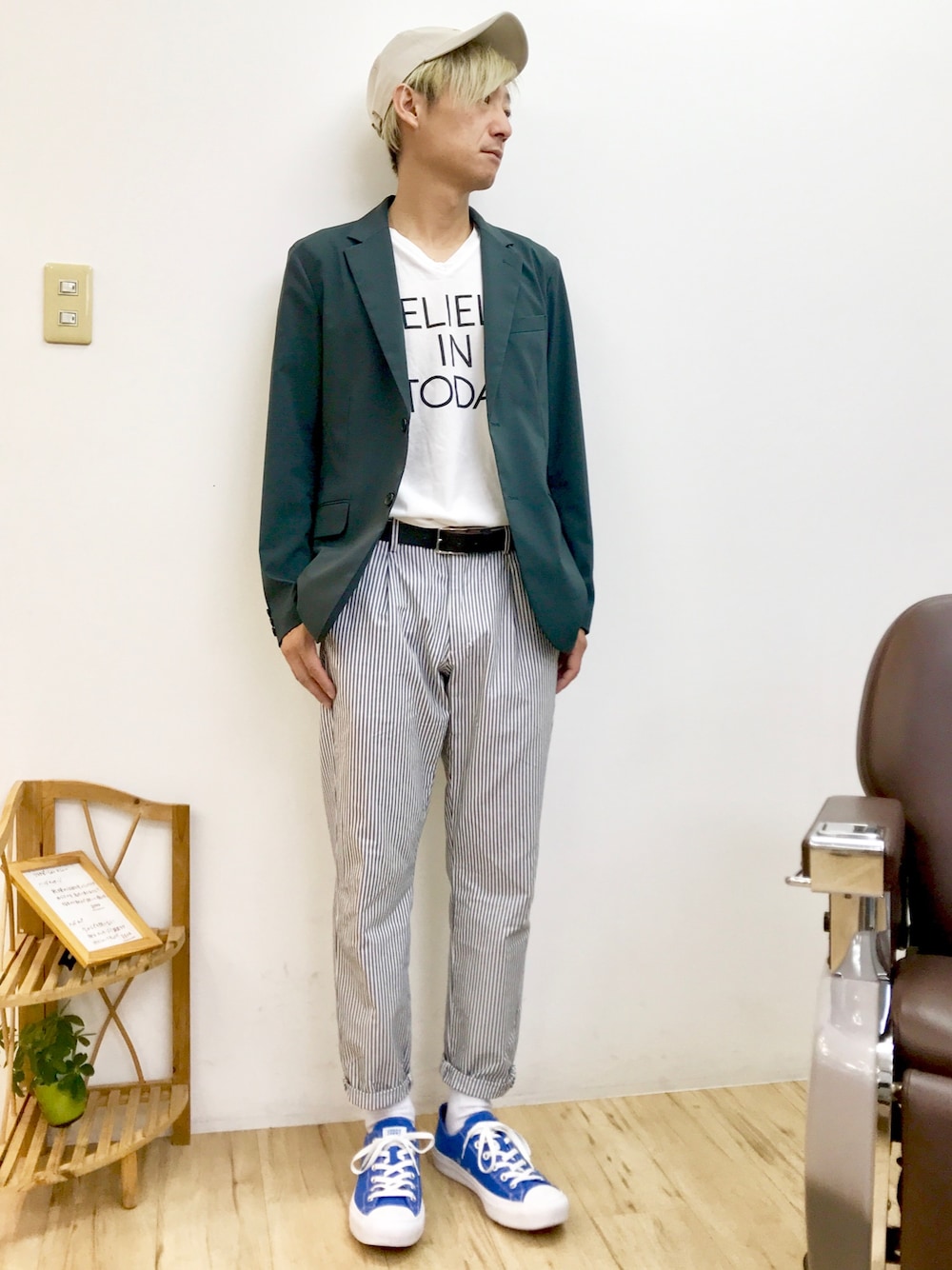 その他のパンツ、ホワイト系のTシャツ/カットソー、グリーン系のテーラードジャケットを着用したメンズの夏コーディネートの1枚目の写真