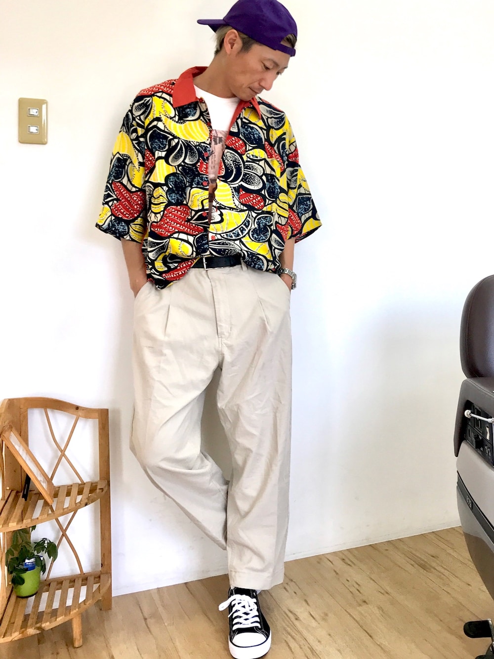 「夏コーデ、ゆるコーデ、ビッグシルエット、柄シャツ、ワイドパンツ、スニーカー、白ソックス、キャップ、アラフォー、美容師」｜「Burnerの【06 BURNER SELECT】綿麻ワイドアンクルパンツ（その他パンツ、ベージュ系）」を使った、チョキさんさん（メンズ・170cm）の夏コーディネートの1枚目の写真