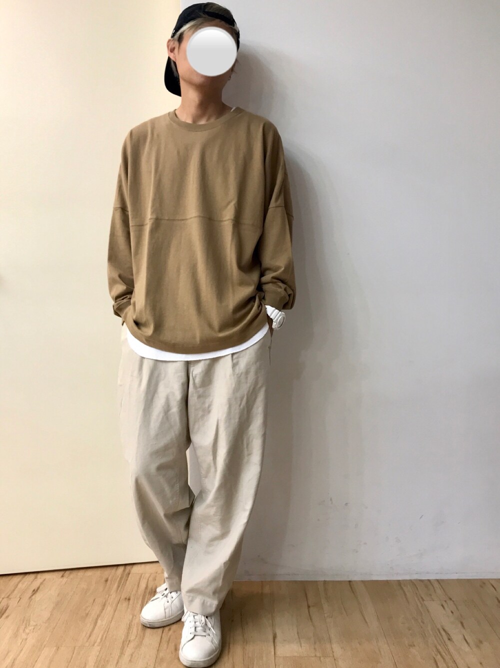 「秋のコーデ、ワントーンコーデ、ベージュ、ゆるコーデ、ビッグシルエット、ワイドパンツ、キャップ、スニーカー、いいね、save、フォローお願いします🤑、フォローミー」｜「UP STARTのドロップショルダー切替ビッグシルエット/ルーズシルエットロンTee（Tシャツ/カットソー、ベージュ系）」を使った、チョキさんさん（メンズ・170cm）の秋コーディネートの1枚目の写真
