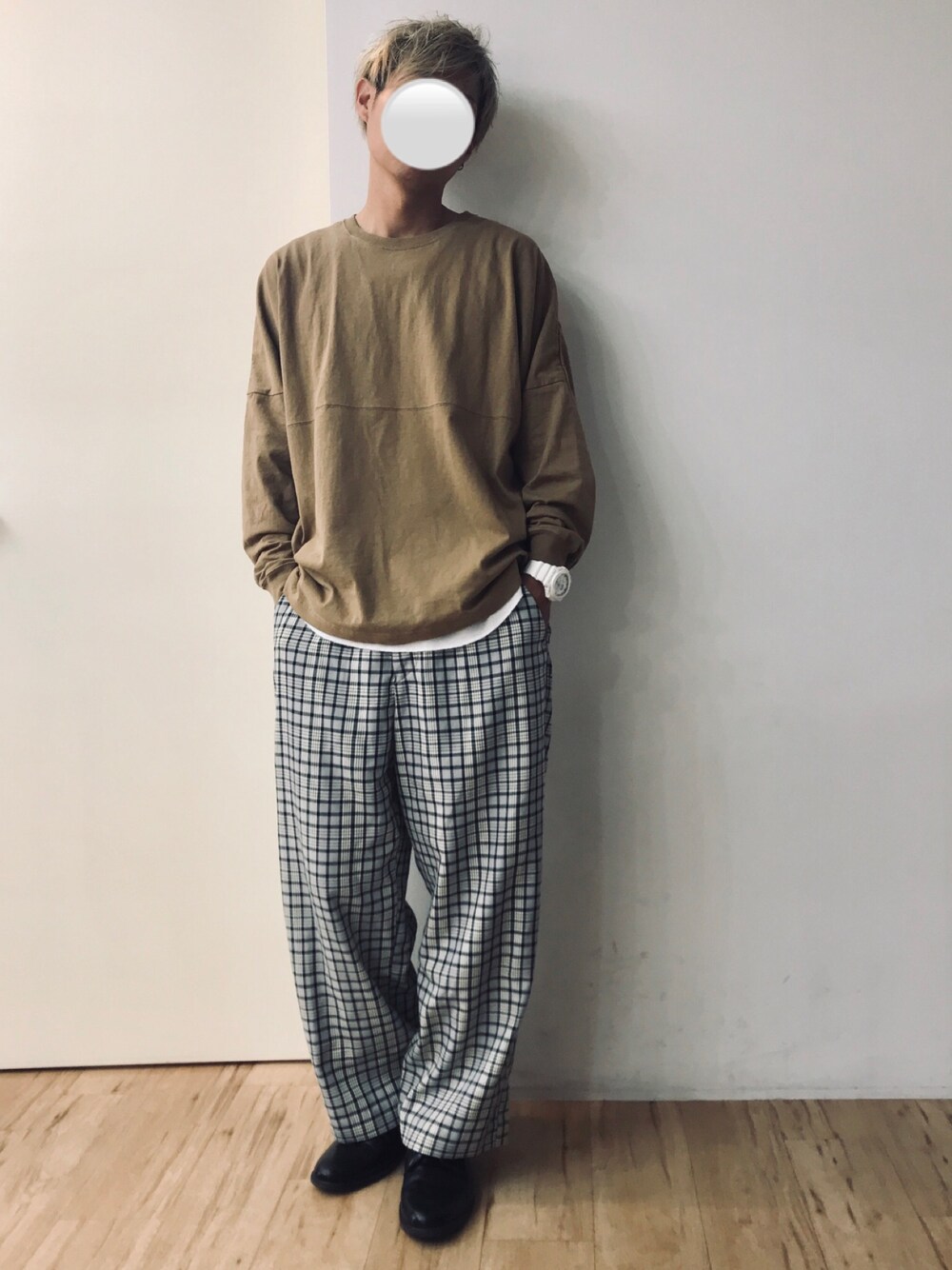 「チェック柄に恋してる、秋のコーデ、ベージュ、オーバーサイズ、Tシャツ、カジュアル、シンプル、革靴、白ソックス、いいね、save、フォローお願いします🤑」｜「UP STARTのドロップショルダー切替ビッグシルエット/ルーズシルエットロンTee（Tシャツ/カットソー、ベージュ系）」を使った、チョキさんさん（メンズ・170cm）の秋コーディネートの1枚目の写真