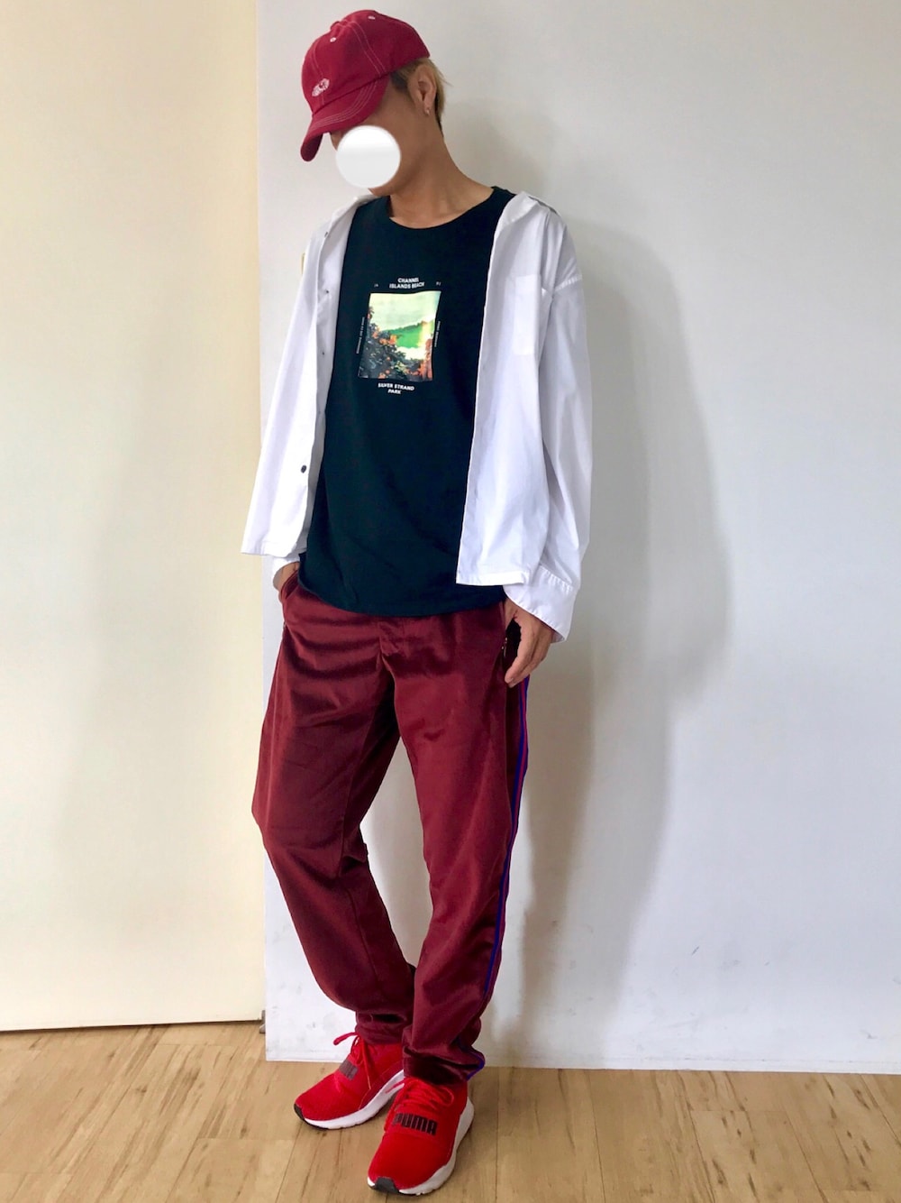 ブラック系のTシャツ/カットソー、ホワイト系のシャツ/ブラウス、パープル系のパンツを着用したメンズの秋コーディネートの1枚目の写真