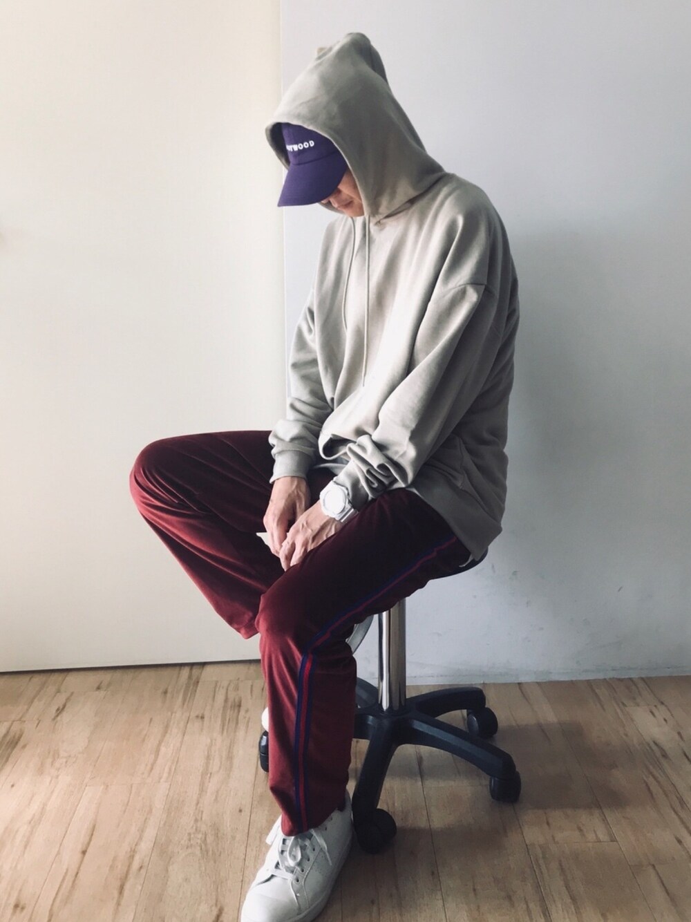 ベージュ系のパーカー、レッド系のその他パンツ、その他のその他を着用したメンズの秋コーディネートの1枚目の写真