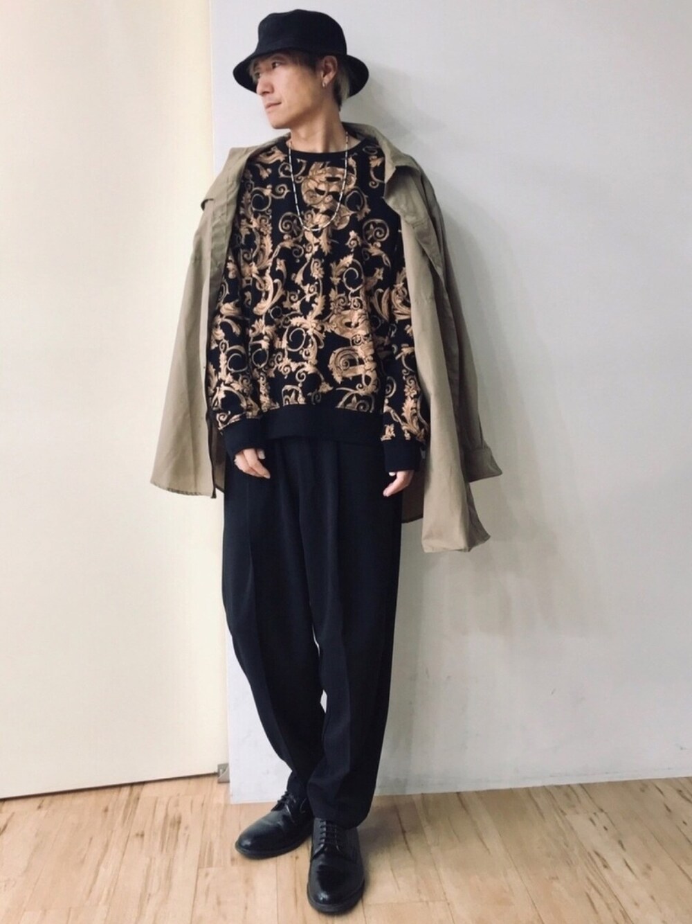 「秋のコーデ、柄、黒、スウェット、ハット、ベージュ、オトナカジュアル、おしゃれさんと繋がりたい、ワイルド系、いいね、save、フォローお願いします🤑」｜「GLOBAL WORKのバケットハット【抗菌防臭】/813106（ハット、ブラック系）」を使った、チョキさんさん（メンズ・170cm）の秋コーディネートの1枚目の写真