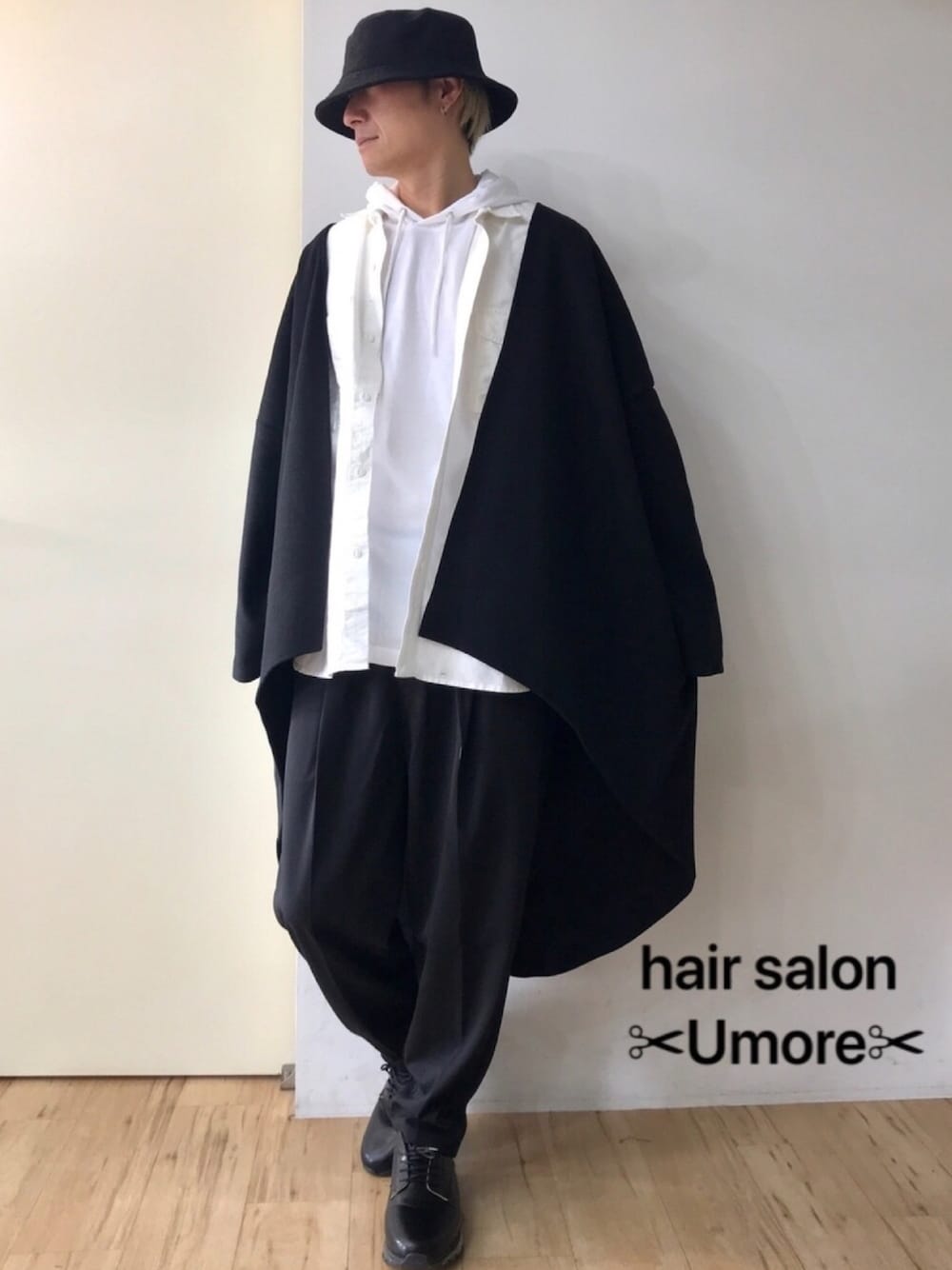 ブラック系のジャケット/アウター、ホワイト系のシャツ/ブラウス、ホワイト系のパーカーを着用したメンズの冬コーディネートの1枚目の写真