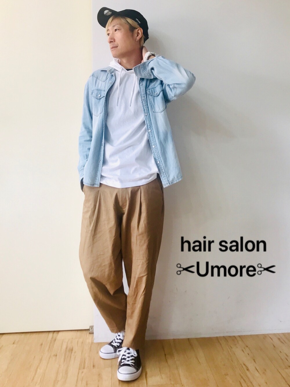 ホワイト系のパーカー、ベージュ系のチノパンツ、ブルー系のシャツ/ブラウスを着用したメンズの冬コーディネートの1枚目の写真