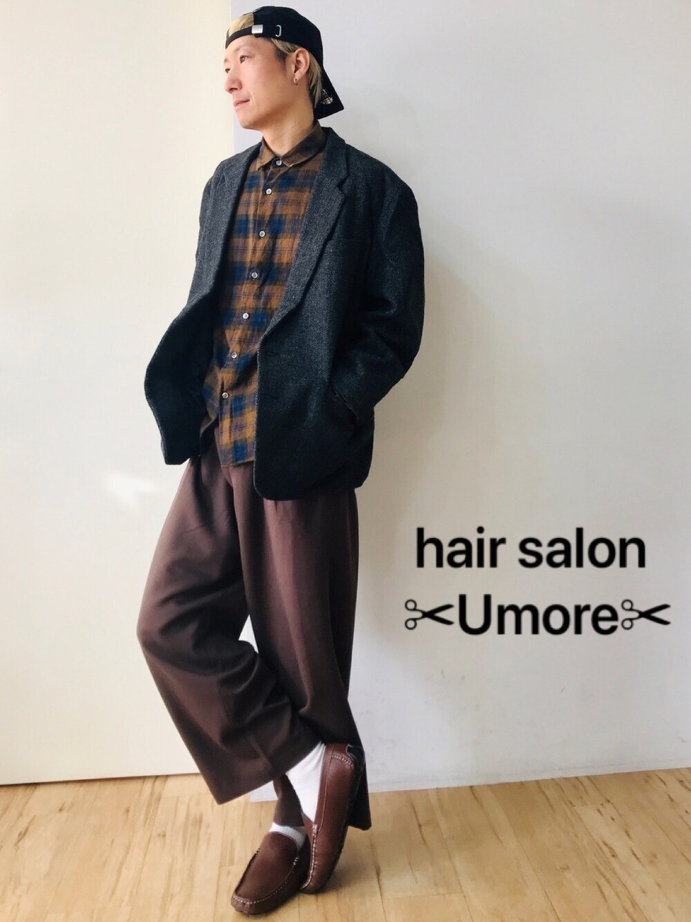 グレー系のジャケット/アウター、グリーン系のシャツ/ブラウス、ブラウン系のスラックスを着用したメンズの冬コーディネートの1枚目の写真