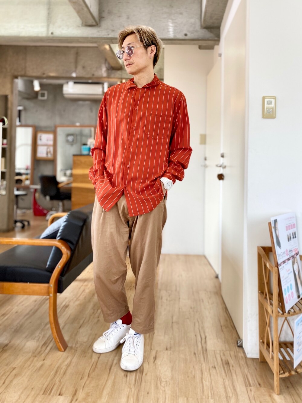 「おうちファッション、シンプル、はるコーデ、低身長コーデ、大人カジュアル、ゆるコーデ、シャツスタイル、おしゃれさんと繋がりたい、いいね、save、フォローお願いします🤑、ストライプシャツ」｜「Burnerのアイテム（シャツ/ブラウス、レッド系）」を使った、チョキさんさん（メンズ・170cm）の春コーディネートの1枚目の写真