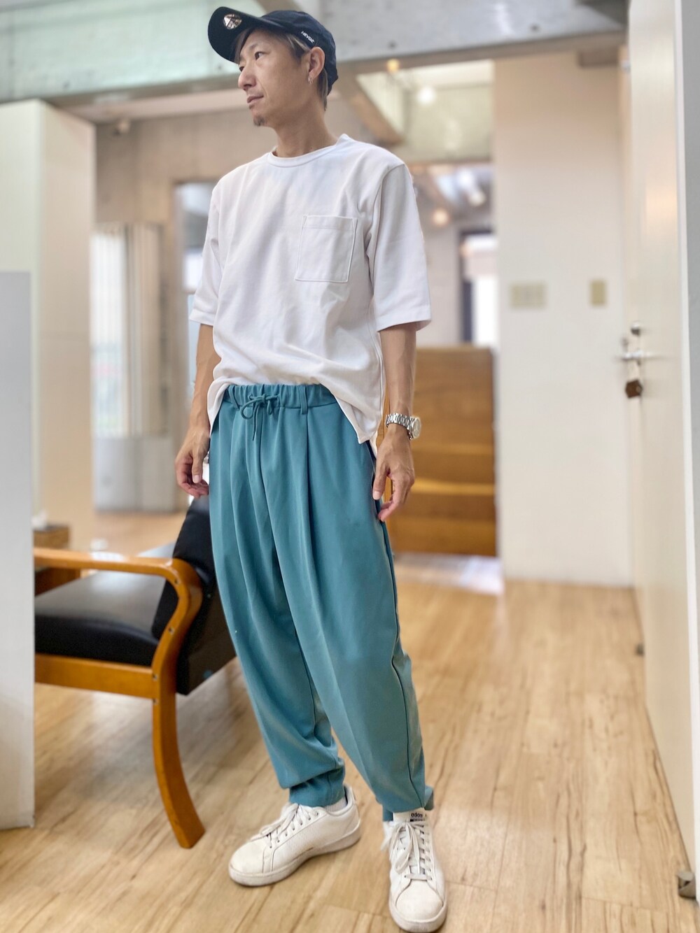 「おしゃれさんと繋がりたい、シンプル、カジュアル、シンプルコーデ、いいね、save、フォローお願いします🤑、白Tシャツ、キャップ、低身長、リラックススタイル、きれいめカジュアル」｜「GUのアイテム（Tシャツ/カットソー、ホワイト系）」を使った、チョキさんさん（メンズ・170cm）の夏コーディネートの1枚目の写真
