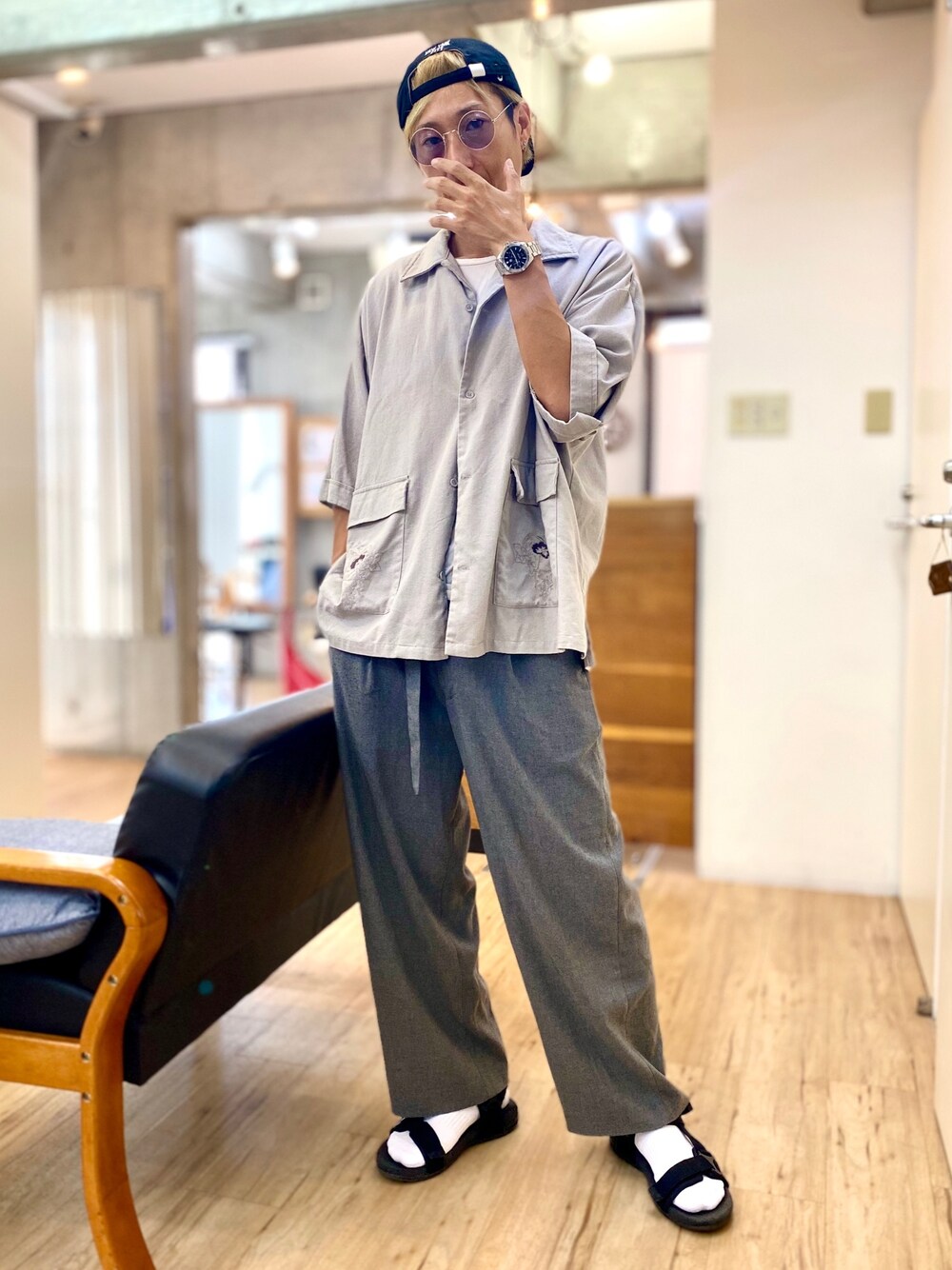 グレー系のシャツ/ブラウスを着用したメンズの夏コーディネートの1枚目の写真