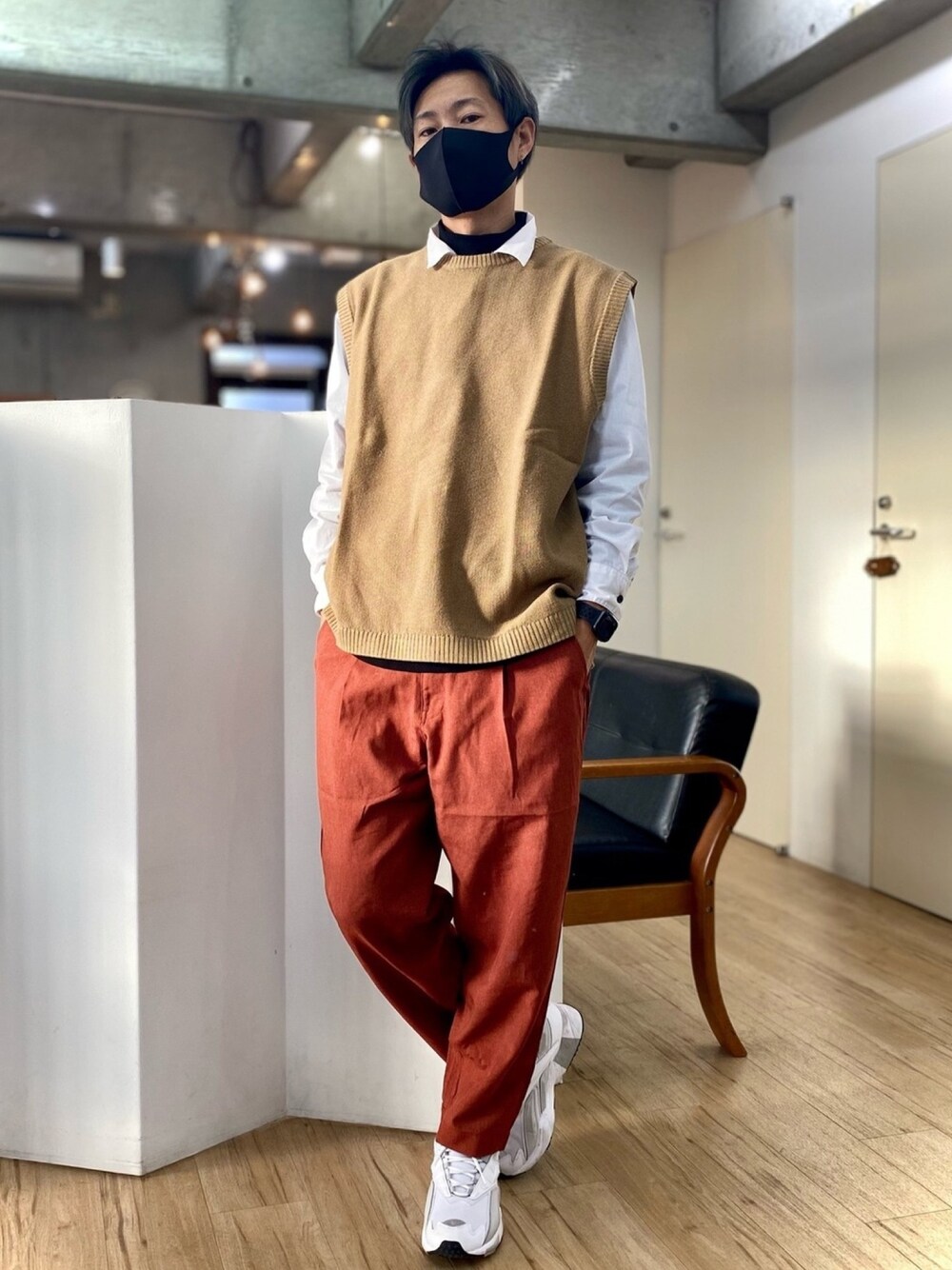 「秋冬コーデ、カジュアル、ベージュ、ニット、ベスト、白シャツ、レイヤードスタイル、大人カジュアル、スニーカー、カラーパンツ」｜「Burnerの【BURNER SELECT】鹿の子クルーネックベスト（ベスト、ベージュ系）」を使った、チョキさんさん（メンズ・170cm）の秋コーディネートの1枚目の写真