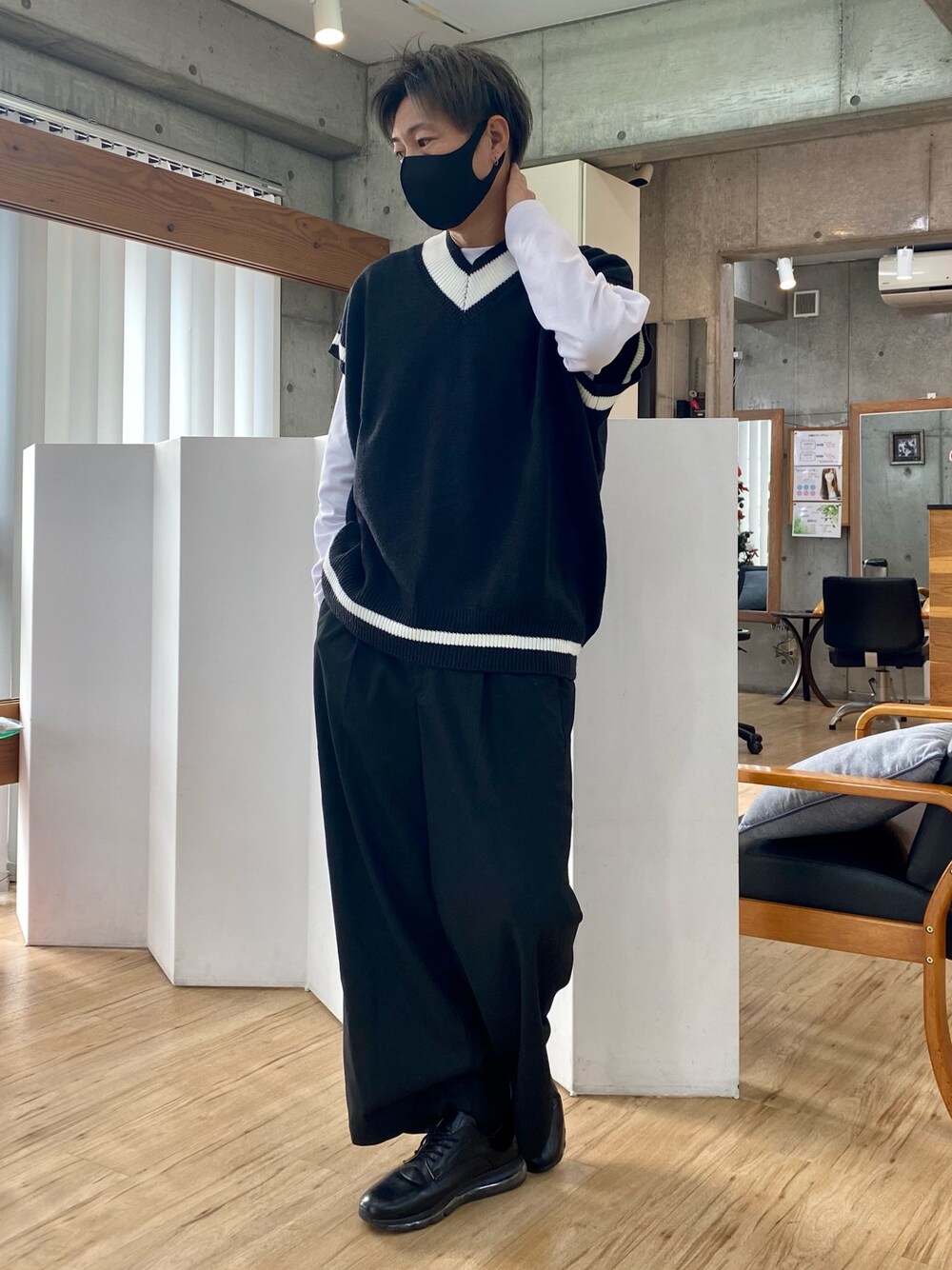 「オトナカジュアル、Vネック、シンプル、モノトーン、ワイドパンツ、カジュアル、ベスト、プチプラコーデ、ニット」｜「BASQUE magentaの【BASQUE -enthusiastic design-】ビッグシルエット Vネック ニットベスト(無地/チルデン/切替)（ベスト、ブラック系）」を使った、チョキさんさん（メンズ・170cm）の冬コーディネートの1枚目の写真