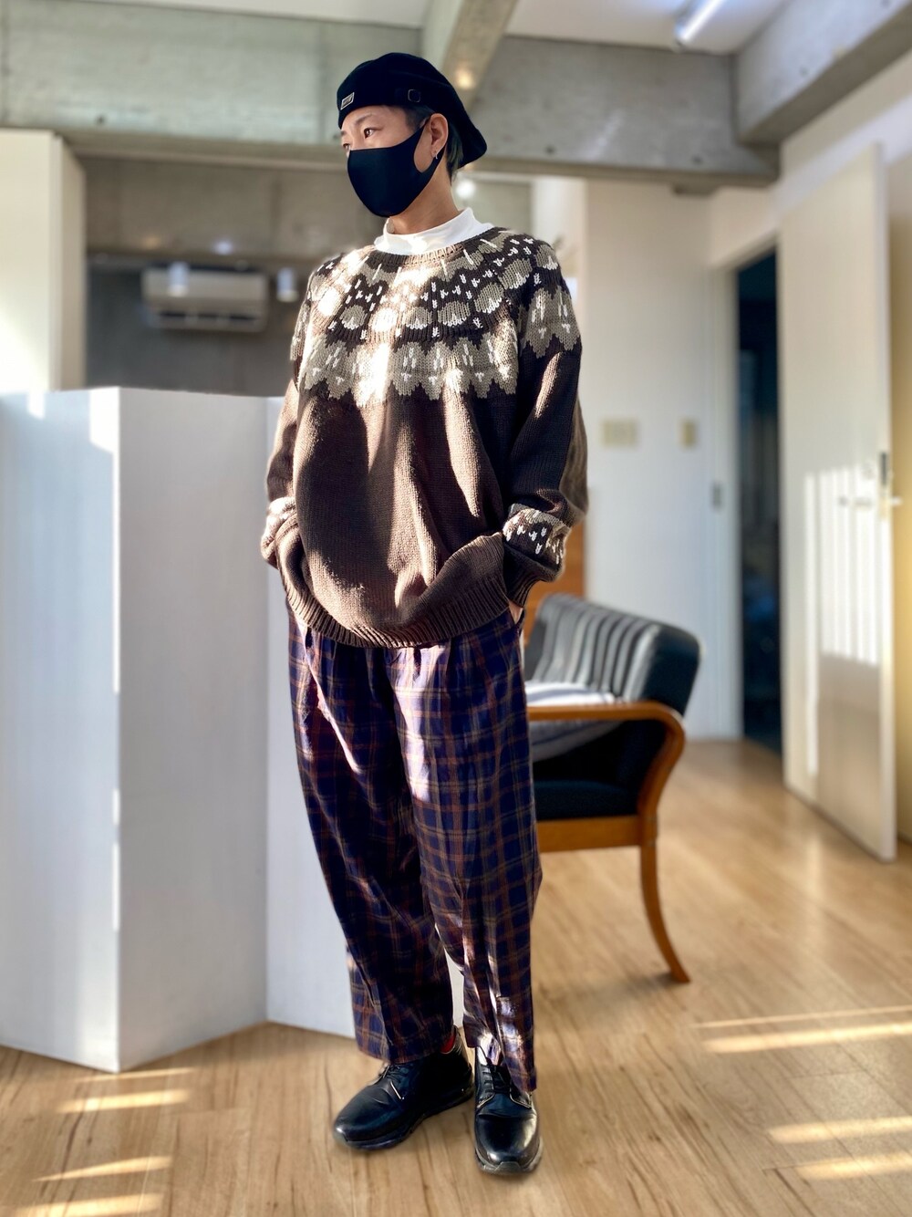 ブラウン系のニット/セーター、ブルー系のその他パンツを着用したメンズの冬コーディネートの1枚目の写真