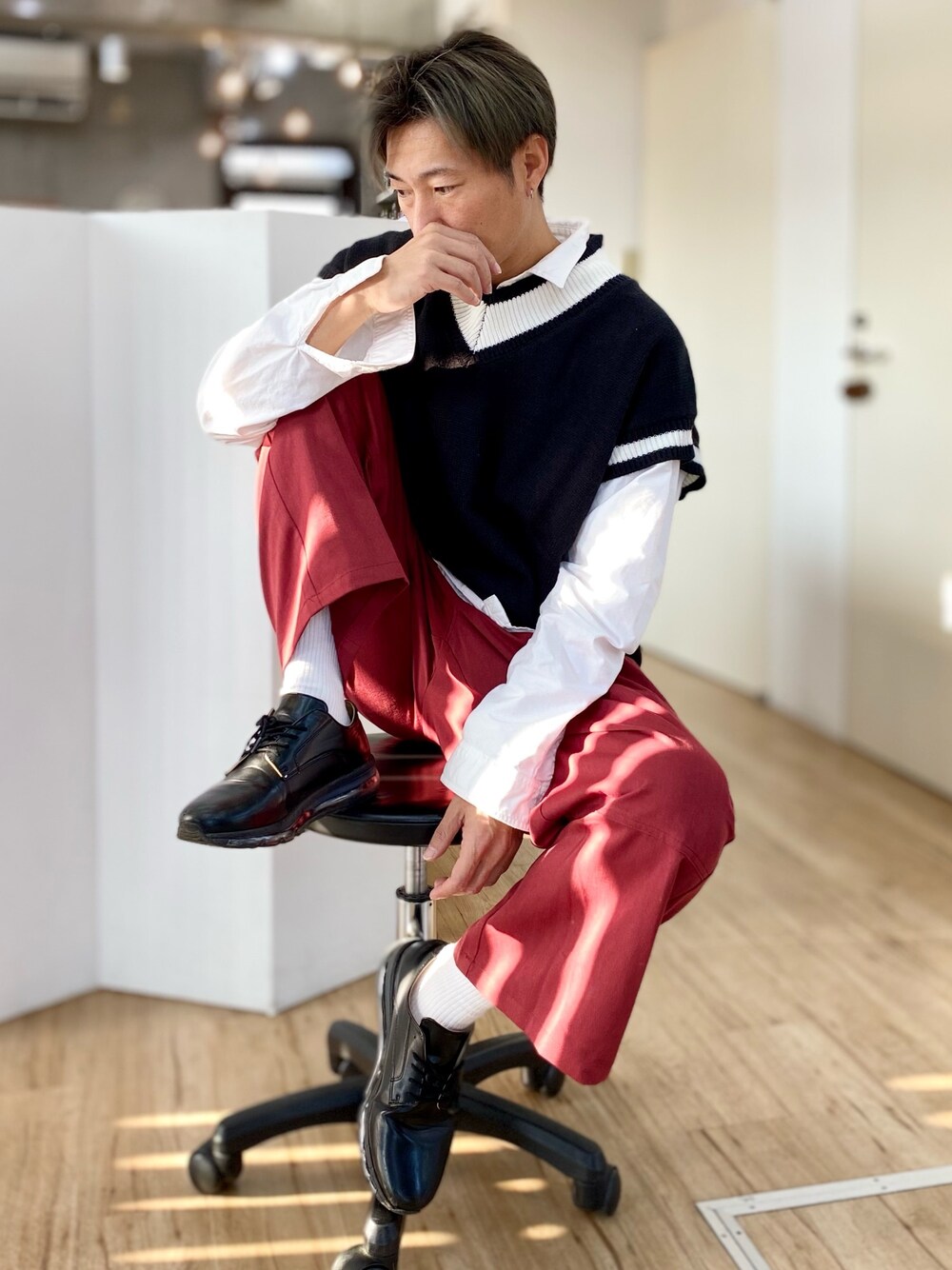 「冬コーデ、ベスト、白シャツ、オーバーサイズ、ワイドパンツ、カラーパンツ、レースアップシューズ、大人カジュアル、プチプラ」｜「BASQUE magentaの【BASQUE -enthusiastic design-】ビッグシルエット Vネック ニットベスト(無地/チルデン/切替)（ベスト、ブラック系）」を使った、チョキさんさん（メンズ・170cm）の冬コーディネートの1枚目の写真