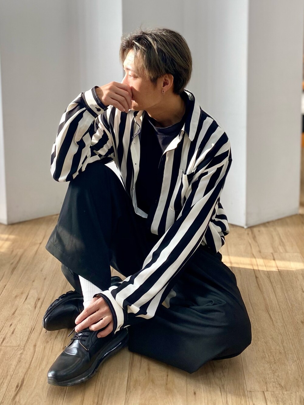 ブラック系のTシャツ/カットソー、ホワイト系のシャツ/ブラウス、ブラック系のスラックスを着用したメンズの冬コーディネートの1枚目の写真