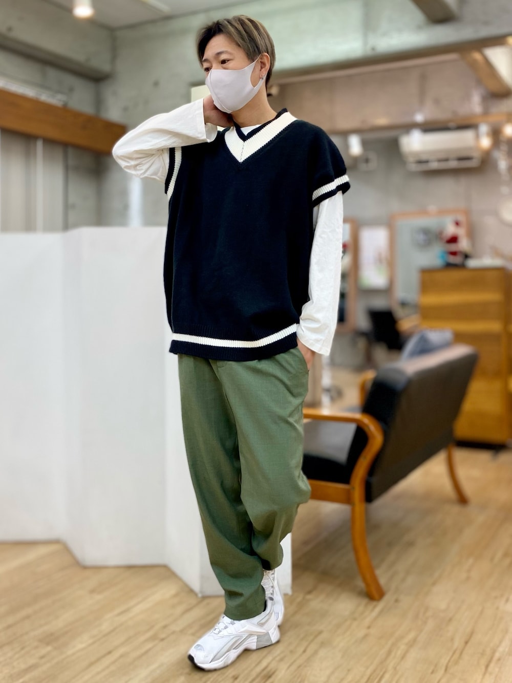 「カジュアルコーデ、シンプル、ベスト、カーキ、カラーパンツ、スニーカーコーデ」｜「BASQUE magentaの【BASQUE -enthusiastic design-】ビッグシルエット Vネック ニットベスト(無地/チルデン/切替)（ベスト、ホワイト系）」を使った、チョキさんさん（メンズ・170cm）の冬コーディネートの1枚目の写真