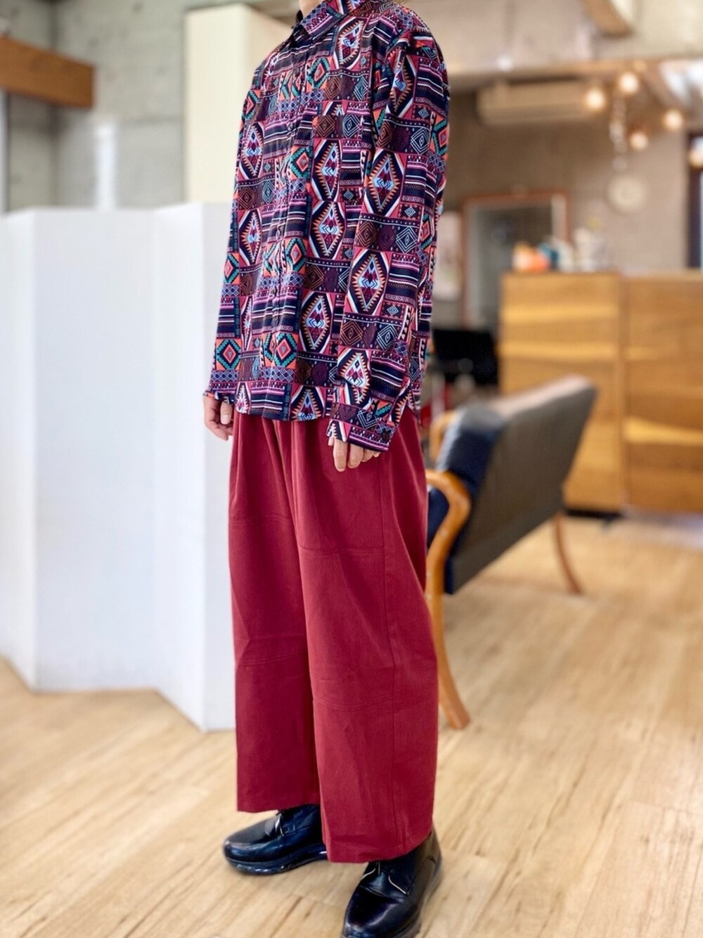 その他のシャツ/ブラウス、レッド系のその他パンツを着用したメンズの秋コーディネートの1枚目の写真