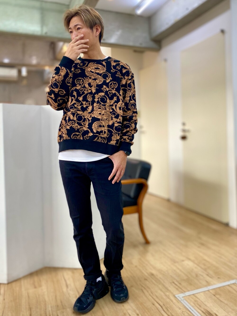 ブラック系のスウェット、ブラック系のその他パンツ、ホワイト系のTシャツ/カットソーを着用したメンズの冬コーディネートの1枚目の写真