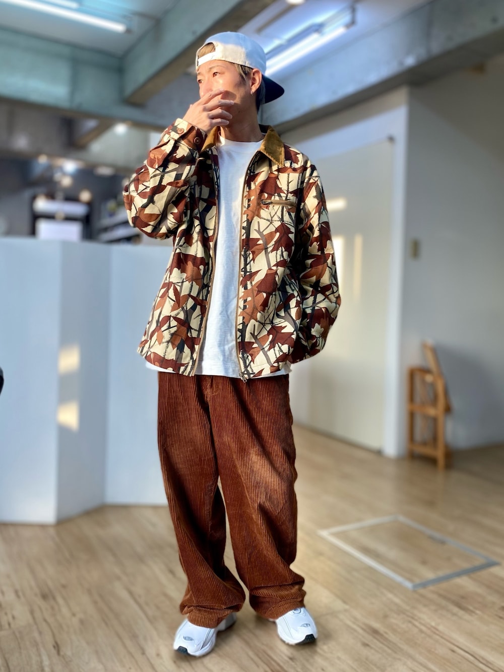 その他のブルゾン、ブラウン系のその他パンツ、ホワイト系のTシャツ/カットソーを着用したメンズの冬コーディネートの1枚目の写真