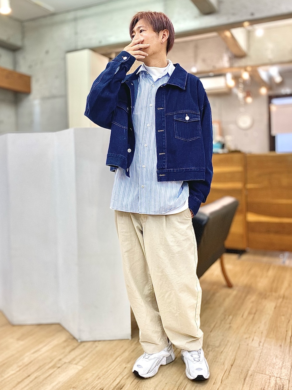 「白パンツ、レイヤードスタイル、デニムジャケット、ストライプシャツ、タートルネック、白スニーカー、大人カジュアル、誕生日コーデ」｜「coenのオルタネイトストライプドロップショルダーシャツ（シャツ/ブラウス、ブルー系）」を使った、チョキさんさん（メンズ・170cm）の冬コーディネートの1枚目の写真