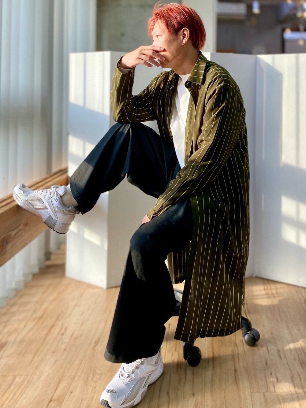ブラック系のスラックス、グリーン系のシャツ/ブラウス、ホワイト系のTシャツ/カットソーを着用したメンズの冬コーディネートの1枚目の写真