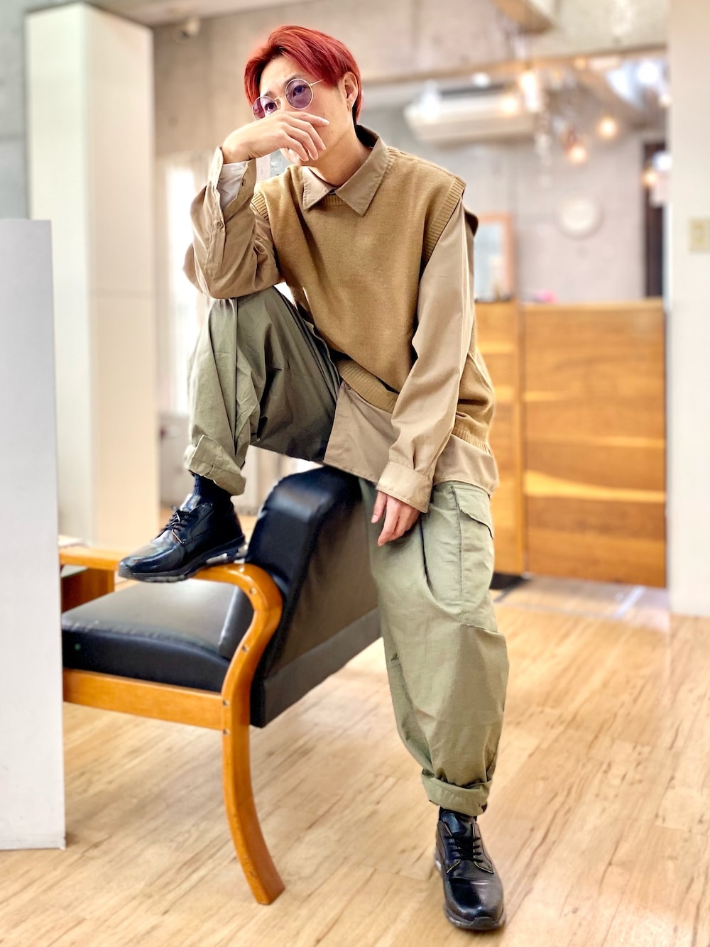 ベージュ系のベスト、ベージュ系のシャツ/ブラウス、グリーン系のカーゴパンツを着用したメンズの冬コーディネートの1枚目の写真