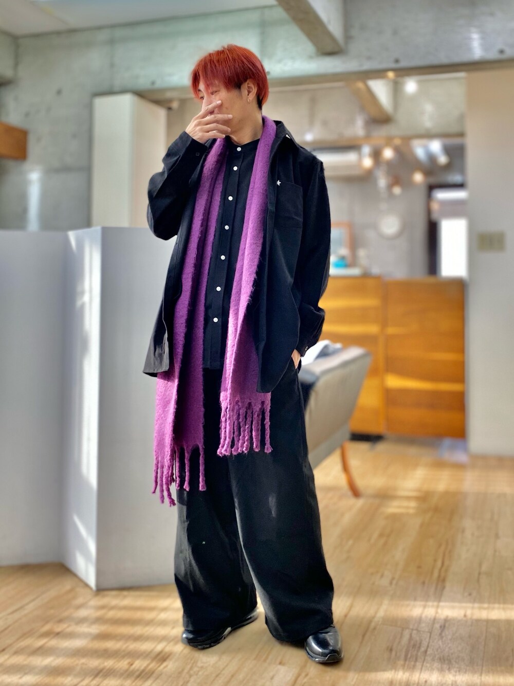 ブラック系のシャツ/ブラウス、ブラック系のスラックス、ブラック系のスニーカーを着用したメンズの冬コーディネートの1枚目の写真