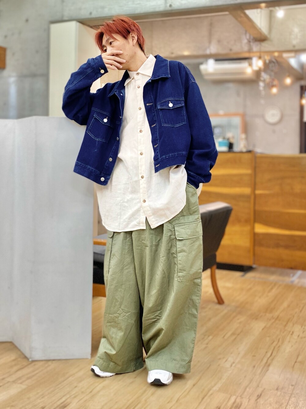 ホワイト系のシャツ/ブラウス、グリーン系のカーゴパンツ、ブルー系のデニムジャケットを着用したメンズの春コーディネートの1枚目の写真