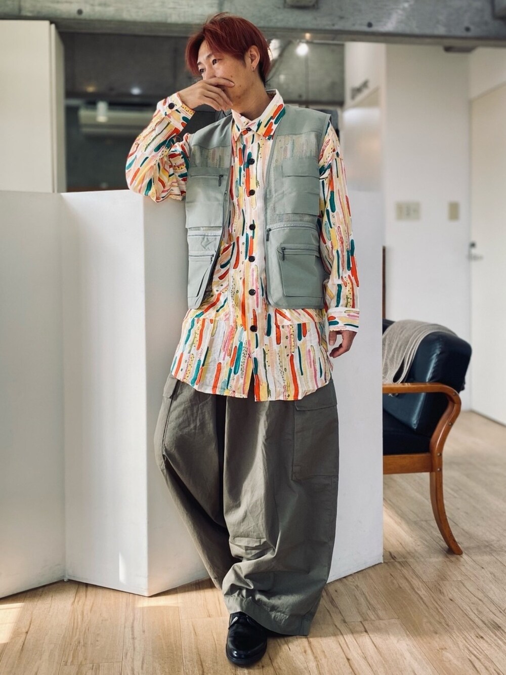 イエロー系のシャツ/ブラウス、グリーン系のカーゴパンツ、ベージュ系のベストを着用したメンズの春コーディネートの1枚目の写真