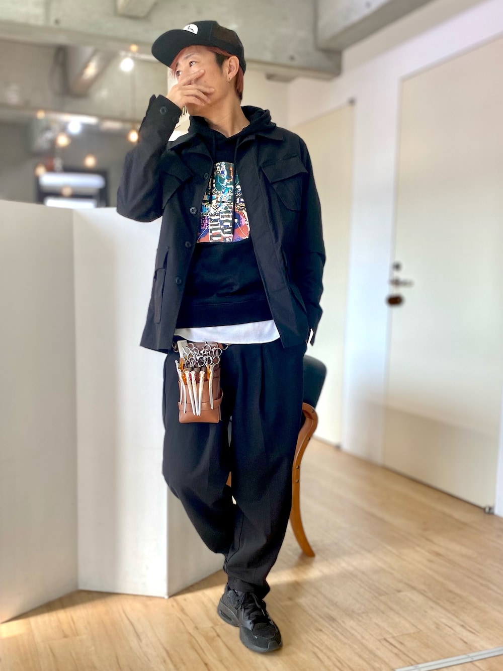 ブラック系のパーカー、ブラック系のシャツ/ブラウス、ブラック系のスラックスを着用したメンズの春コーディネートの1枚目の写真