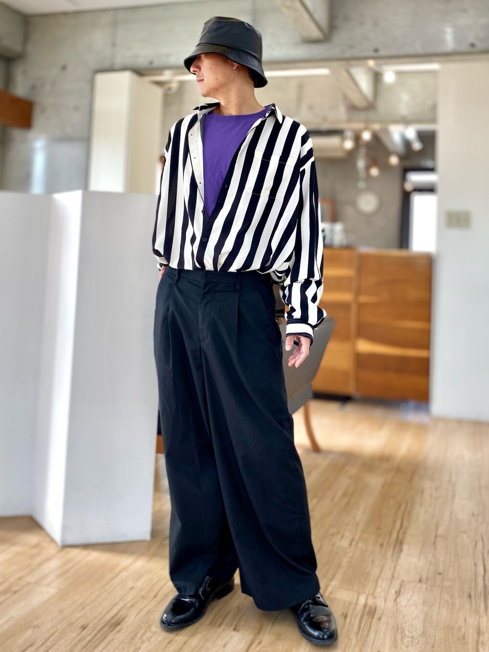 ブラック系のスラックス、ホワイト系のシャツ/ブラウスを着用したメンズの春コーディネートの1枚目の写真