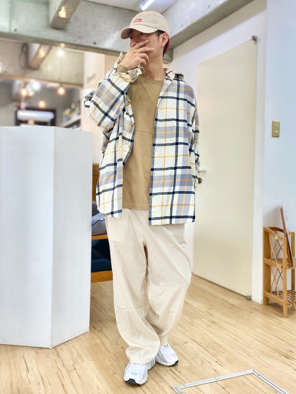 「大人カジュアル、チェックシャツ、オーバーサイズ、ワントーンコーデ、ゆるコーデ、キャップ、ベージュ、カジュアル、おしゃれさんと繋がりたい、いいね、save、フォローお願いします🤑」｜「WEGOのWEGO/ARMYボックスロゴLOWキャップ（キャップ、ベージュ系）」を使った、チョキさんさん（メンズ・170cm）の春コーディネートの1枚目の写真