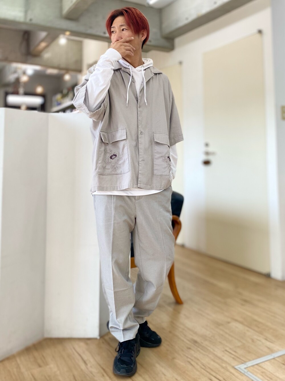 グレー系のスラックス、グレー系のシャツ/ブラウス、ホワイト系のパーカーを着用したメンズの春コーディネートの1枚目の写真