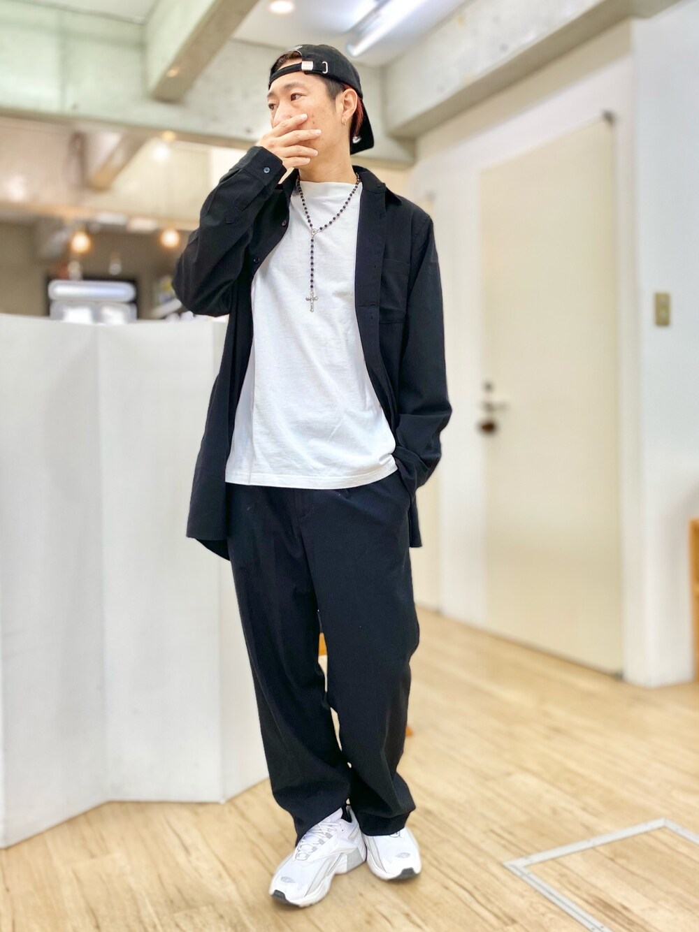 ホワイト系のTシャツ/カットソー、ブラック系のシャツ/ブラウス、ブラック系のスラックスを着用したメンズの春コーディネートの1枚目の写真