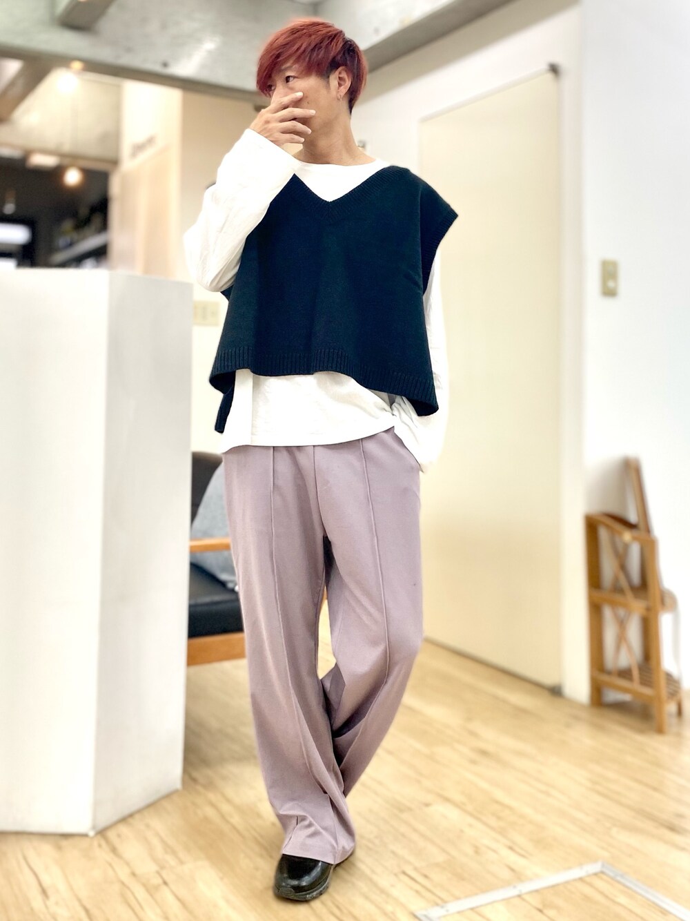 「ベスト、Tシャツ、ビッグシルエット、フレアパンツ、センタープレス、大人カジュアル、カジュアル、ブーツ、おしゃれさんと繋がりたい、いいね、save、フォローお願いします🤑」｜「FEELING MADEの【WEB限定】FEELING MADE ストレッチポンチ センターシーム パンツ（スラックス、パープル系）」を使った、チョキさんさん（メンズ・170cm）の春コーディネートの1枚目の写真