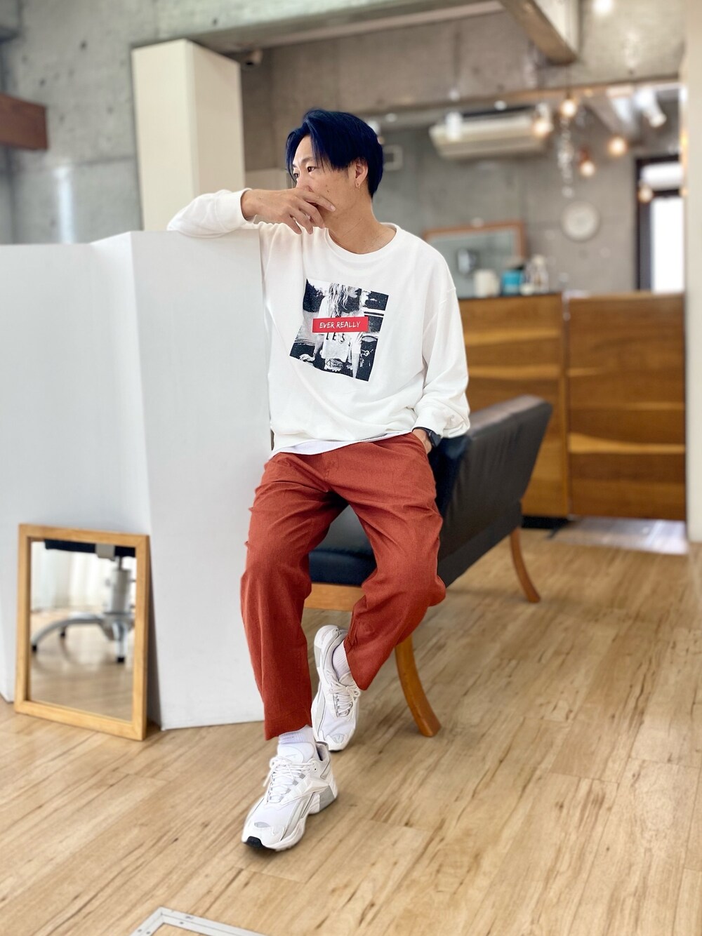 ホワイト系のスウェット、ブラウン系のその他パンツを着用したメンズの春コーディネートの1枚目の写真