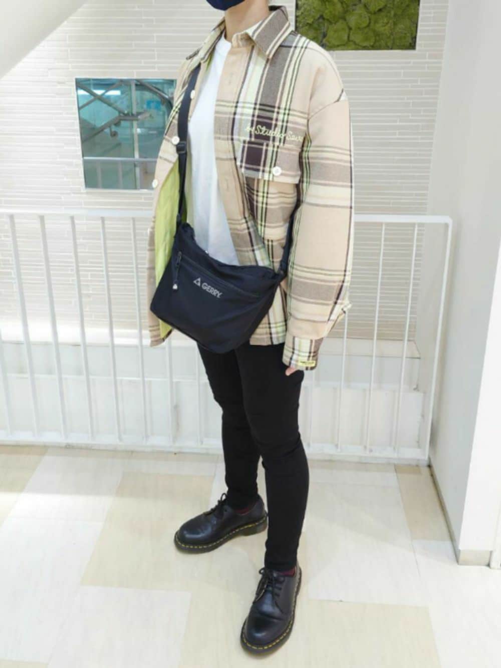 「秋のコーデ、GU、シンプル、H&M、黒スキニー、Dr.Martens、STUDIOSEVEN、UNIQLO U」｜「GUのアイテム（シャツ/ブラウス、ベージュ系）」を使った、aoさん（レディース・163cm）の秋コーディネートの1枚目の写真