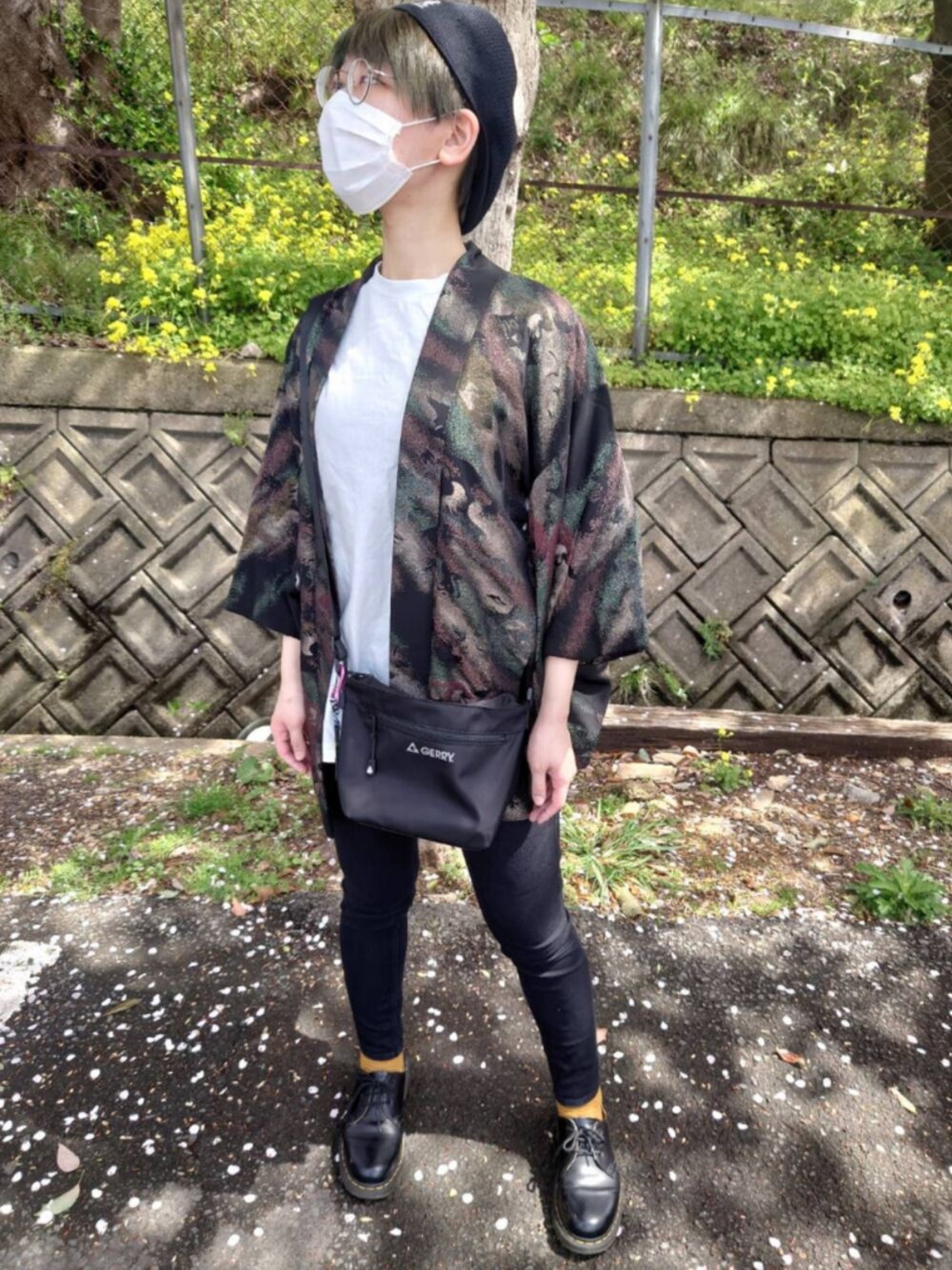 「羽織、KANGOL キャスケット、Dr.Martens、黒スキニー、シンプルコーデ、ファンキーフルーツ」｜「Dr. Martensの【Dr.Martens /ドクターマーチン】3-EYE BOOT/3ホールブーツ（ブーツ、ブラック系）」を使った、aoさん（レディース・163cm）の春コーディネートの1枚目の写真