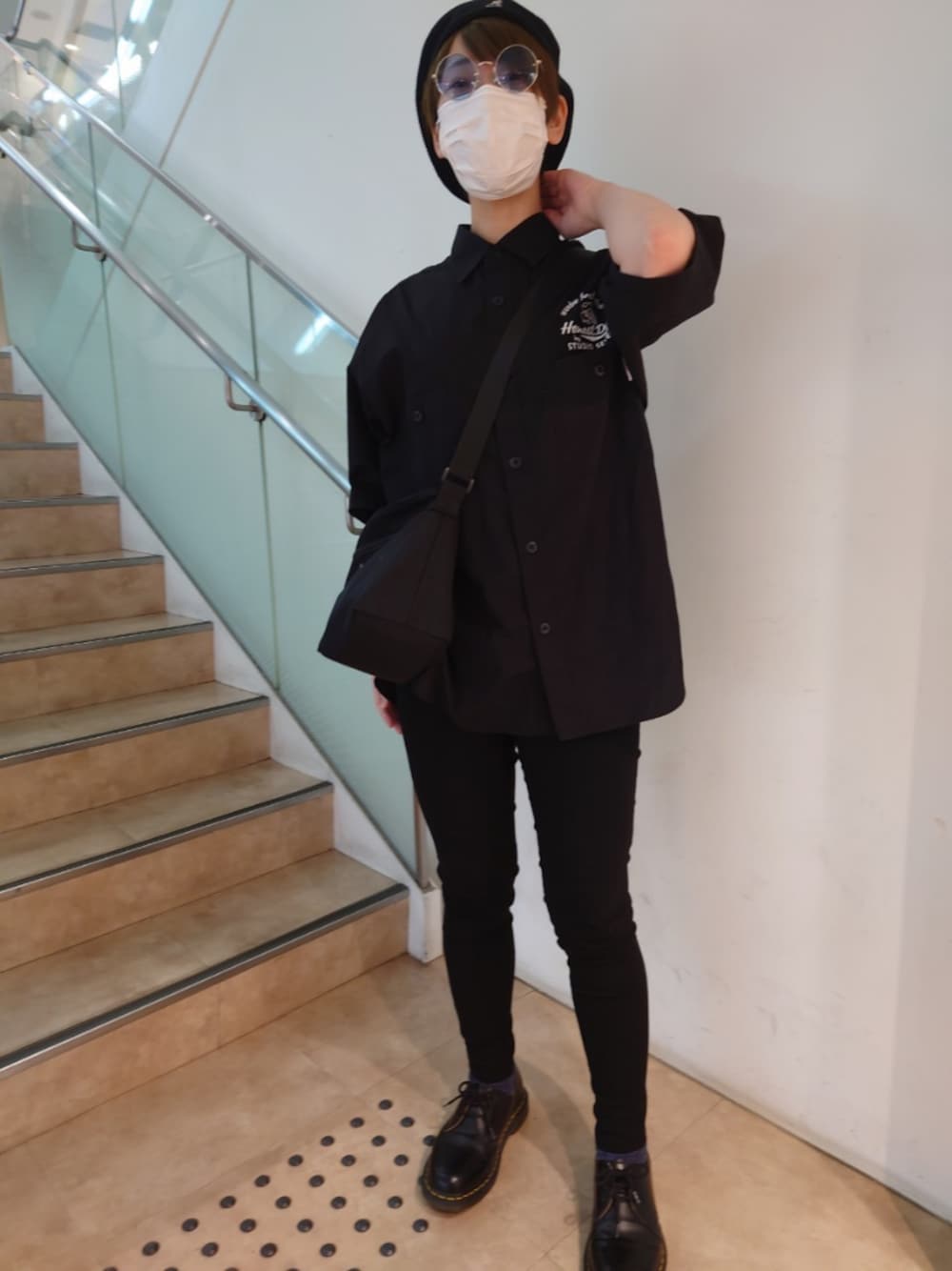 「シンプルコーデ、黒スキニー、カジュアル、Dr.Martens、KANGOL」｜「Dr. Martensの【Dr.Martens /ドクターマーチン】3-EYE BOOT/3ホールブーツ（ブーツ、ブラック系）」を使った、aoさん（レディース・163cm）の春コーディネートの1枚目の写真