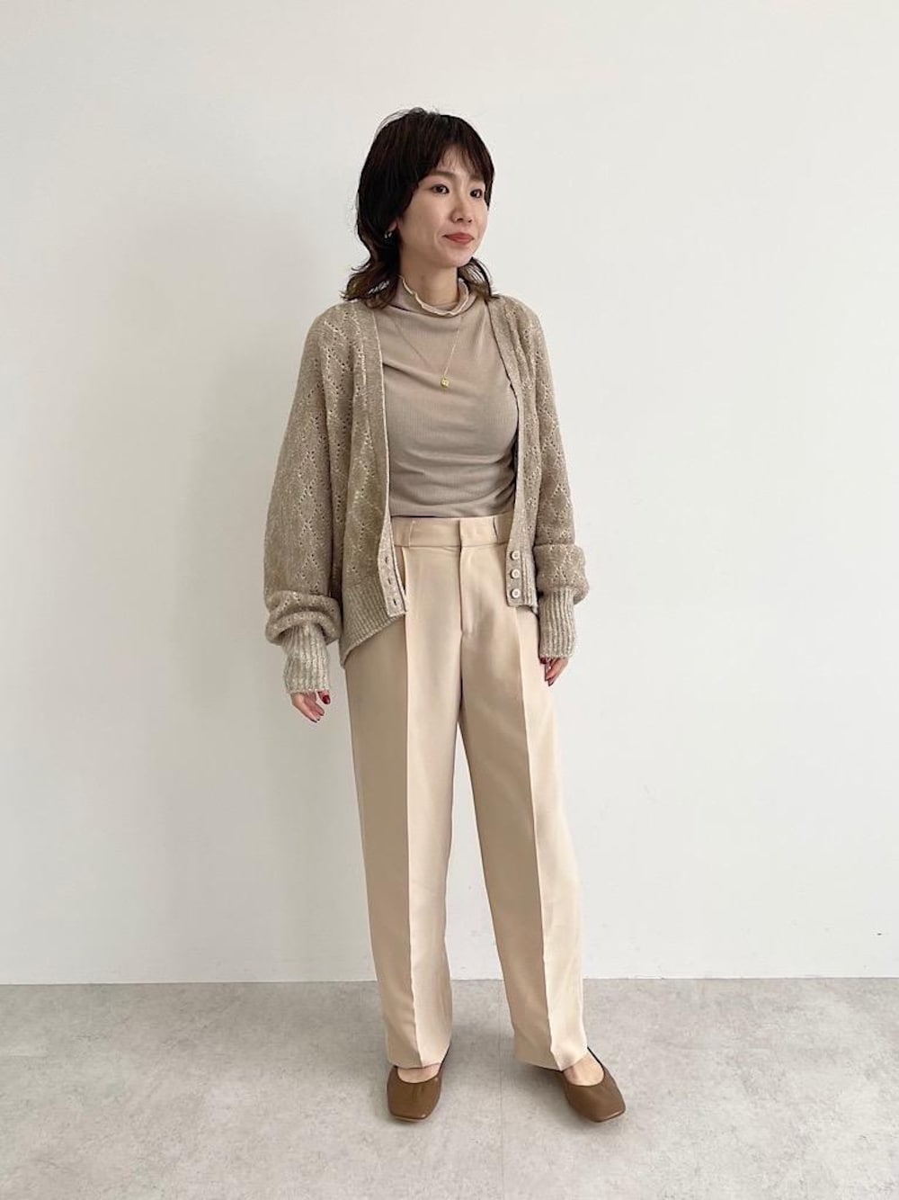 ブラウン系のその他シューズ、ベージュ系のその他パンツ、ベージュ系のTシャツ/カットソーを着用したレディースの夏コーディネートの1枚目の写真