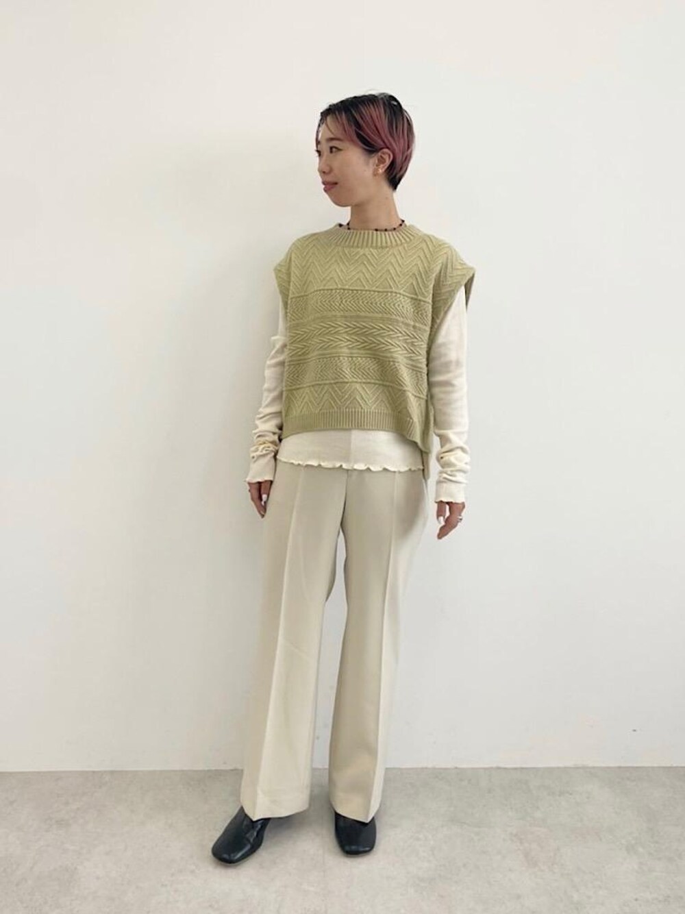 ベージュ系のその他パンツ、ホワイト系のTシャツ/カットソー、ベージュ系のベストを着用したレディースの夏コーディネートの1枚目の写真