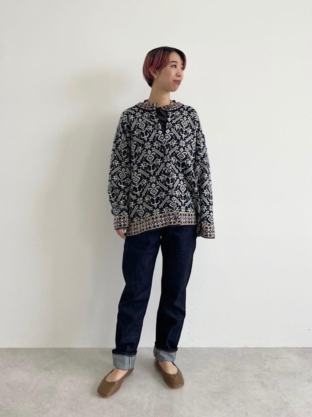 ホワイト系のボストンバッグ、ブラウン系のその他シューズ、ブルー系のデニムパンツを着用したレディースの夏コーディネートの1枚目の写真