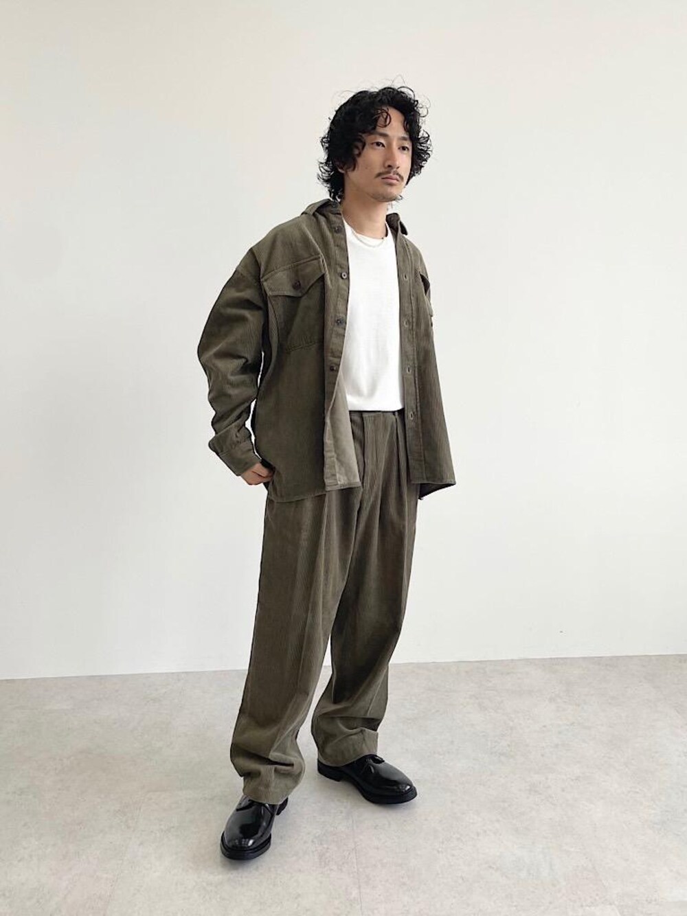 ホワイト系のTシャツ/カットソー、グレー系のその他パンツ、グレー系のシャツ/ブラウスを着用したメンズの夏コーディネートの1枚目の写真