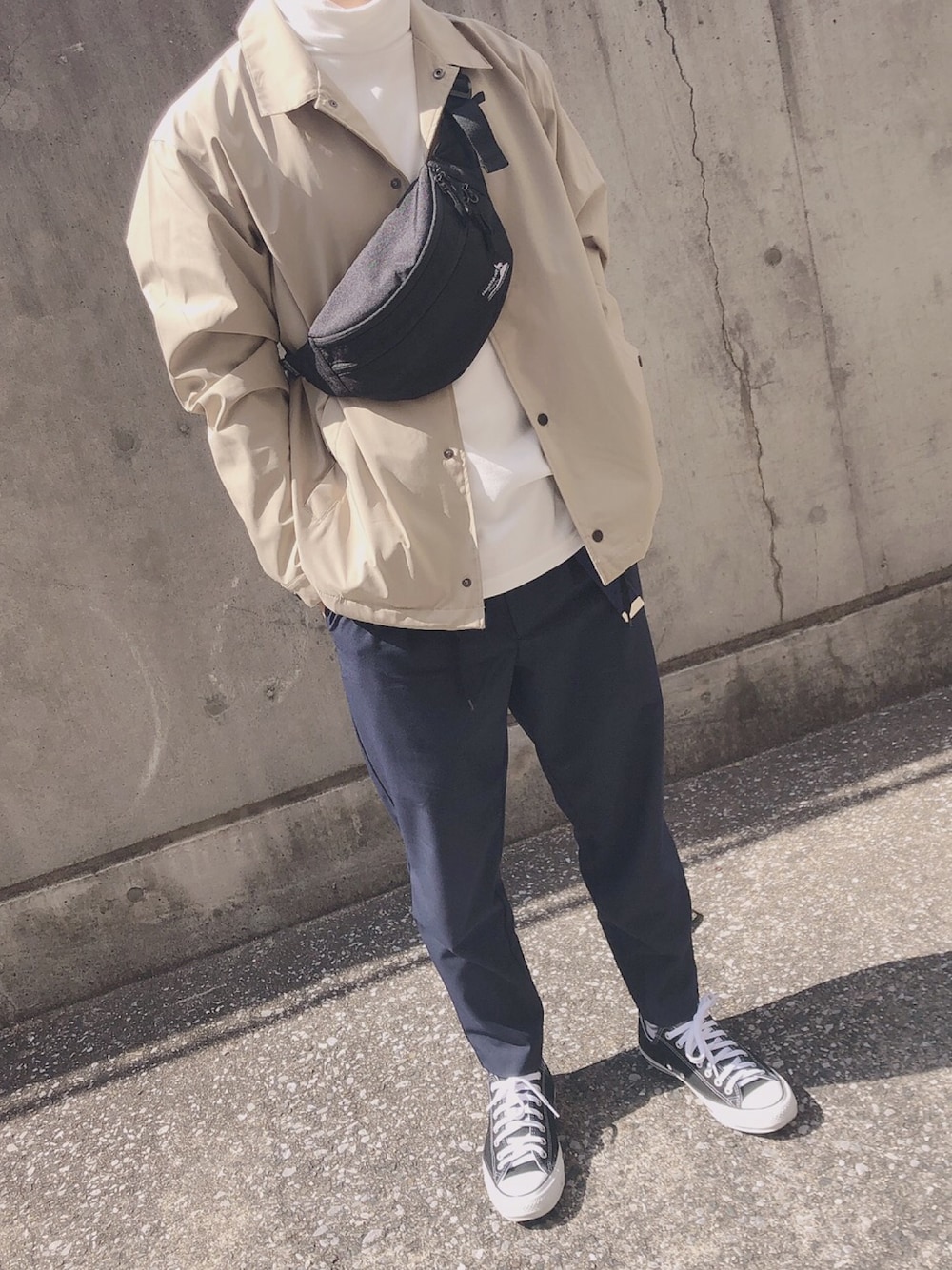 「はるコーデ、カジュアルコーデ、コーチジャケット、GU、ベージュ、テーパードパンツ、コンバース」｜「SENSE OF PLACE by URBAN RESEARCHのCARREMAN テーパードスラックス（その他パンツ、ブルー系）」を使った、TAKUMAさん（メンズ・171cm）の春コーディネートの1枚目の写真