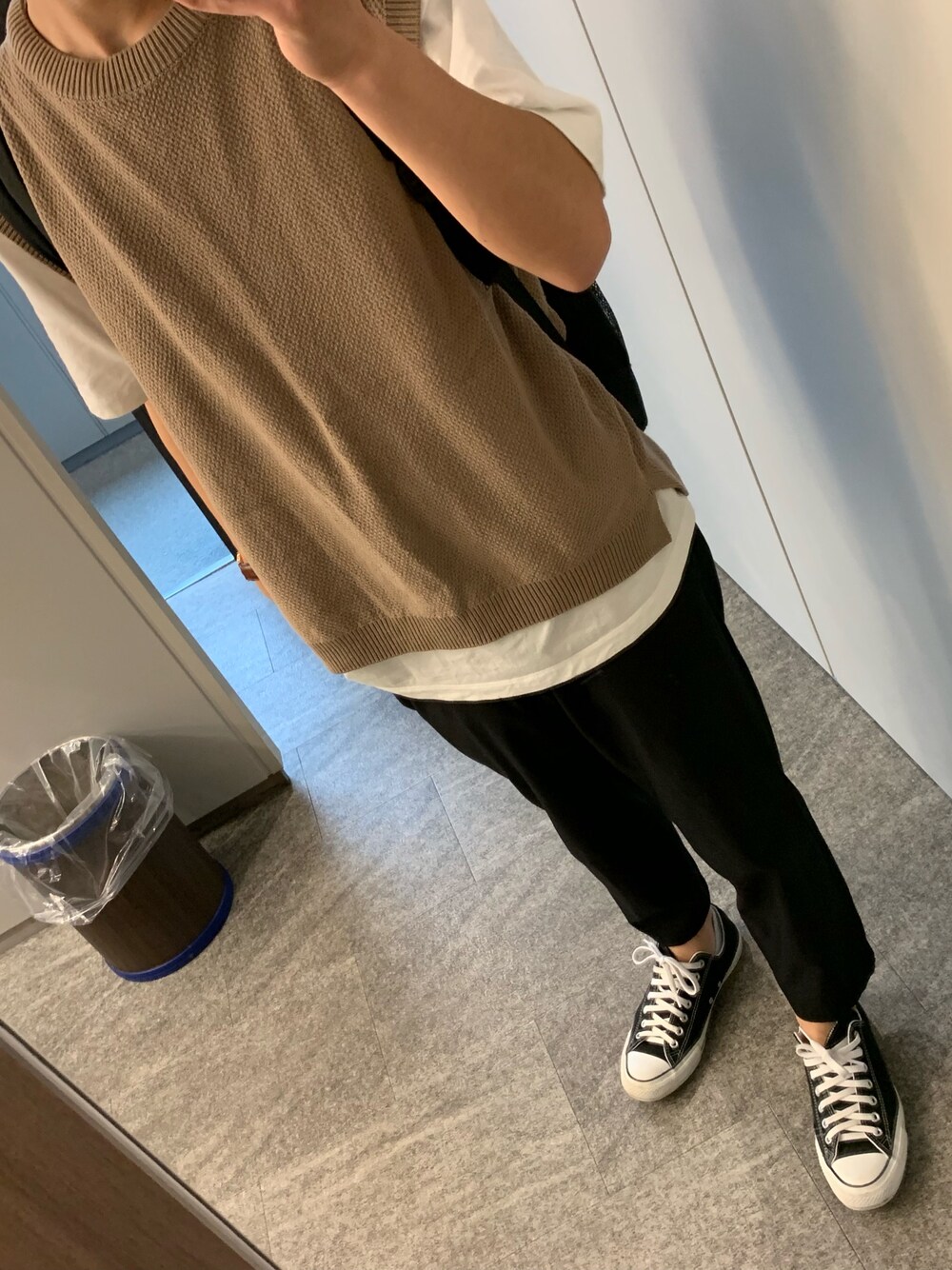 イエロー系のベスト、ホワイト系のTシャツ/カットソー、ブルー系のその他パンツを着用したメンズの夏コーディネートの1枚目の写真