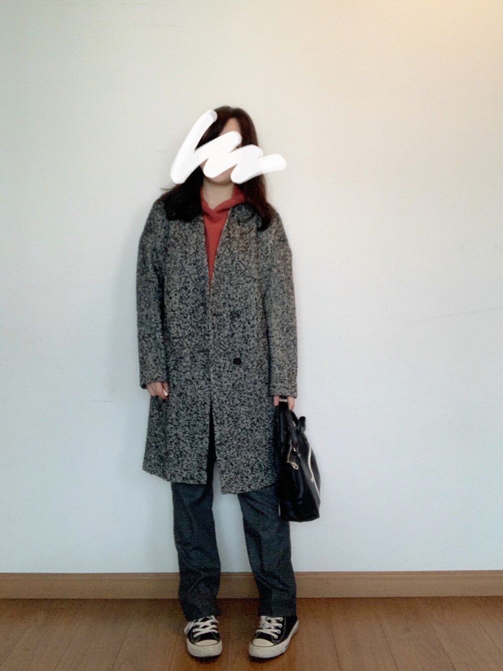 ブラック系のノーカラージャケット、ブラック系のパンツ、ブラック系のスニーカーを着用したレディースの秋コーディネートの1枚目の写真