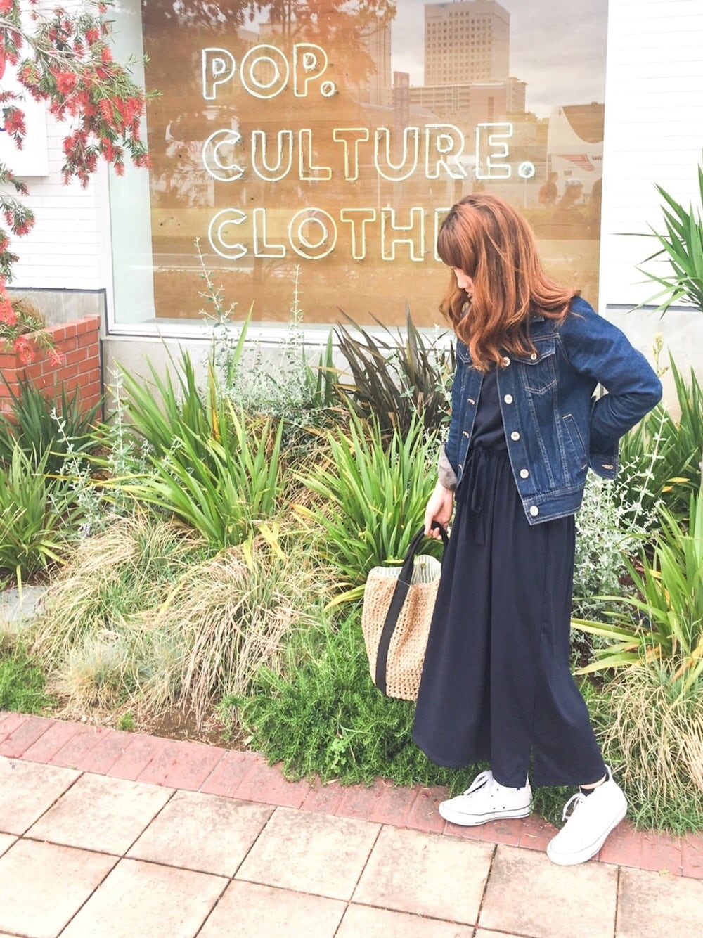 「greenparks、ワンピース、ワンピース×スニーカー、コンバース ハイカット、コンバース、ラフ、ジージャン、ラフコーデ、かごバッグ」｜「Green　Parksの・ベーシックGジャン（デニムジャケット、ブルー系）」を使った、c o y a m aさん（レディース・154cm）の春コーディネートの1枚目の写真