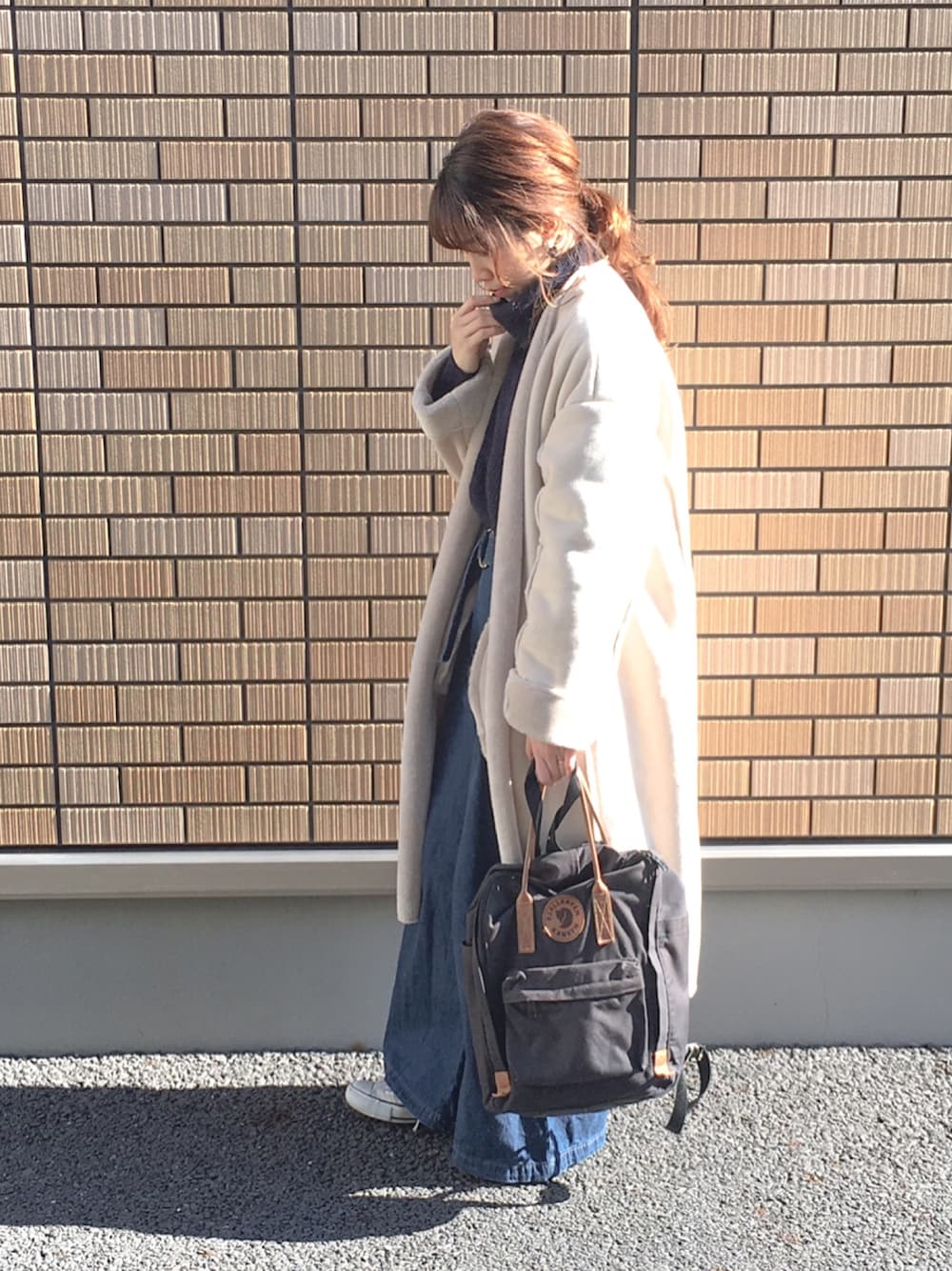 「アウター、ファー、タートルネック、greenparks、デニムワイドパンツ、コンバース、コンバース ハイカット、カンケン、シンプル、おでかけ」｜「Fjallraven Kankenのアイテム（バッグ、ブラック系）」を使った、c o y a m aさん（レディース・154cm）の冬コーディネートの1枚目の写真