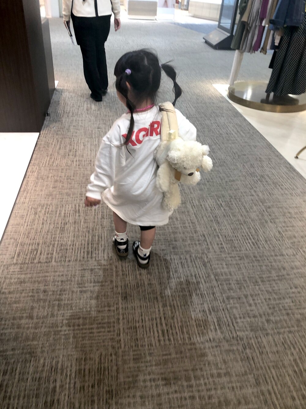 「カジュアルコーデ、女の子、キッズコーデ」｜「X-girl StagesのバックロゴTシャツロングワンピース（ワンピース、ホワイト系）」を使った、𓍯yü𓍯さん（キッズ・120cm）の春コーディネートの1枚目の写真