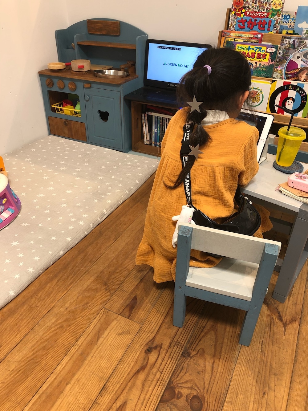 「Palo_alto_closetのアイテム（ワンピース、イエロー系）」を使った、𓍯yü𓍯さん（キッズ・120cm）の春コーディネートの1枚目の写真