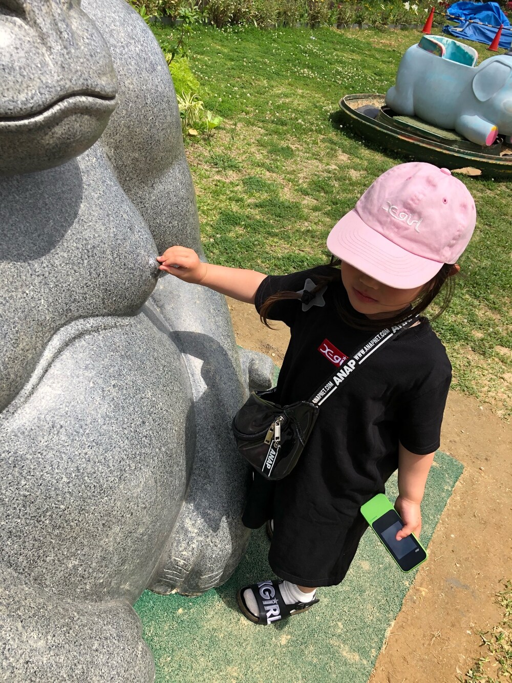 「なつこーで、kids、女の子コーデ、キッズコーデ」｜「X-girl Stagesのボックスロゴ半袖ワンピース（ワンピース、ブラック系）」を使った、𓍯yü𓍯さん（キッズ・120cm）の春コーディネートの1枚目の写真